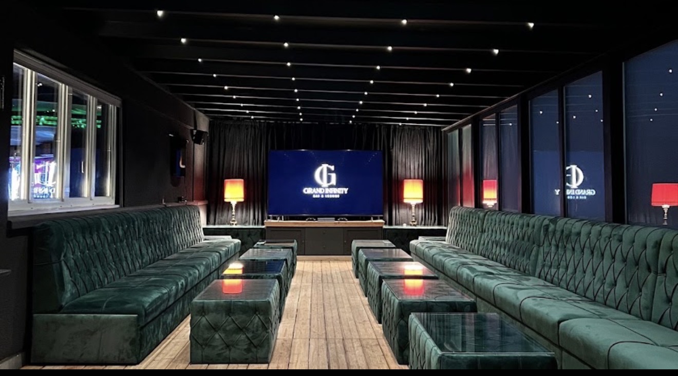 Grand Infinity Lounge mit grünen Samtsofas