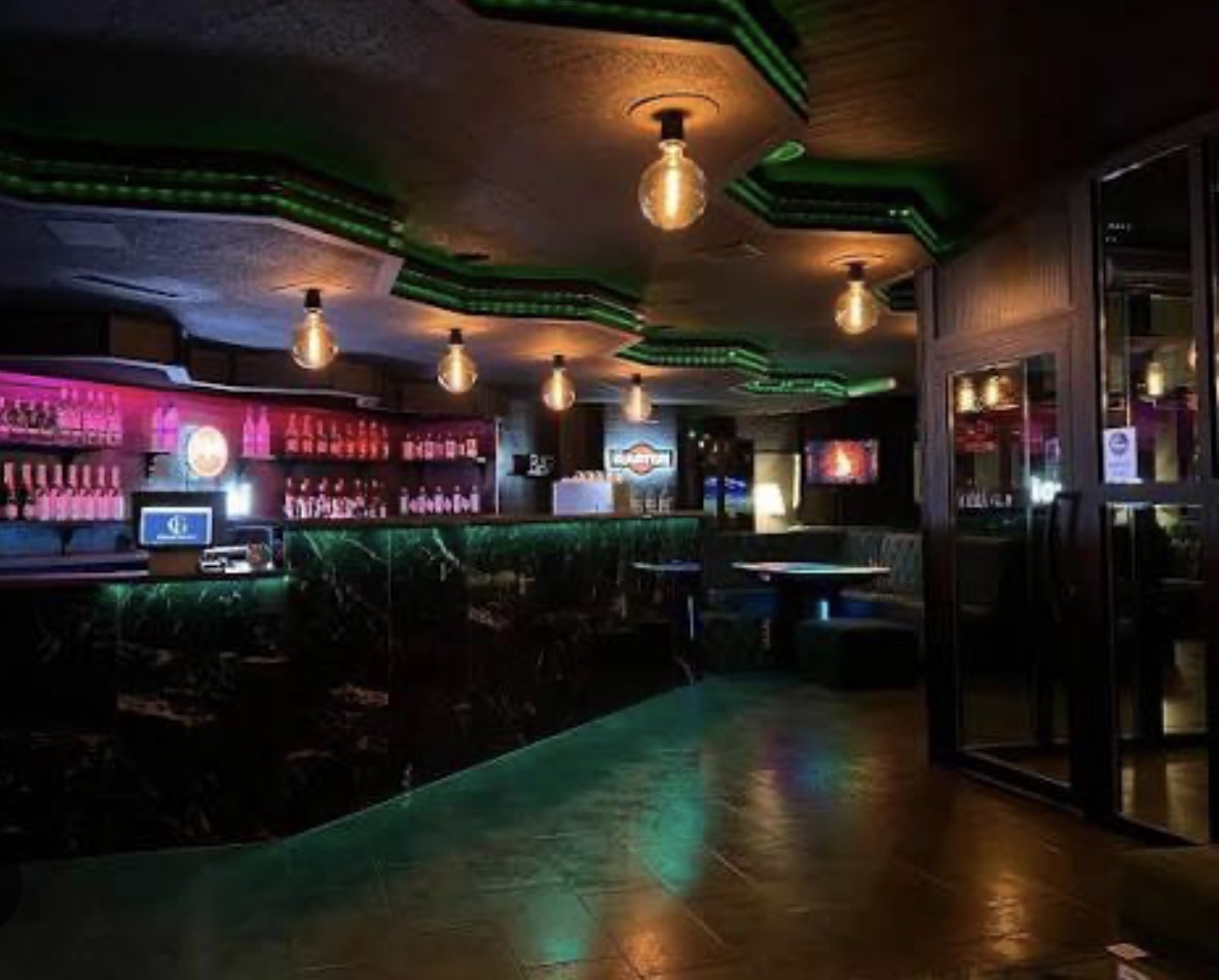 Bar mit farbiger Ambiente-Beleuchtung