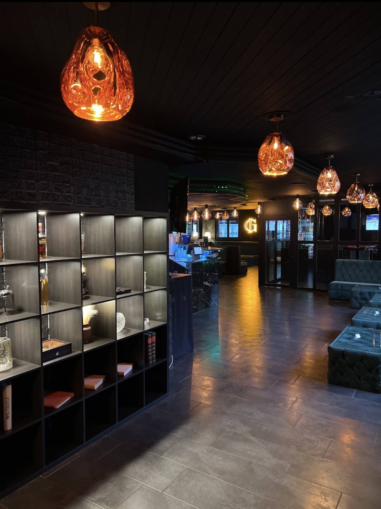 Innenbereich mit Kupferleuchten und Bar